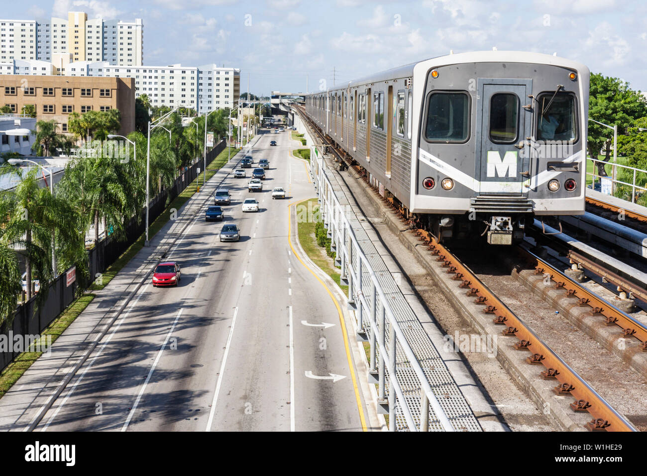 Miami Florida, Civic Center Metrorail Station, NW 12th Avenue, Mass Transit, sistema ferroviario sopraelevato, treno, strada, traffico, auto, FL091015018 Foto Stock