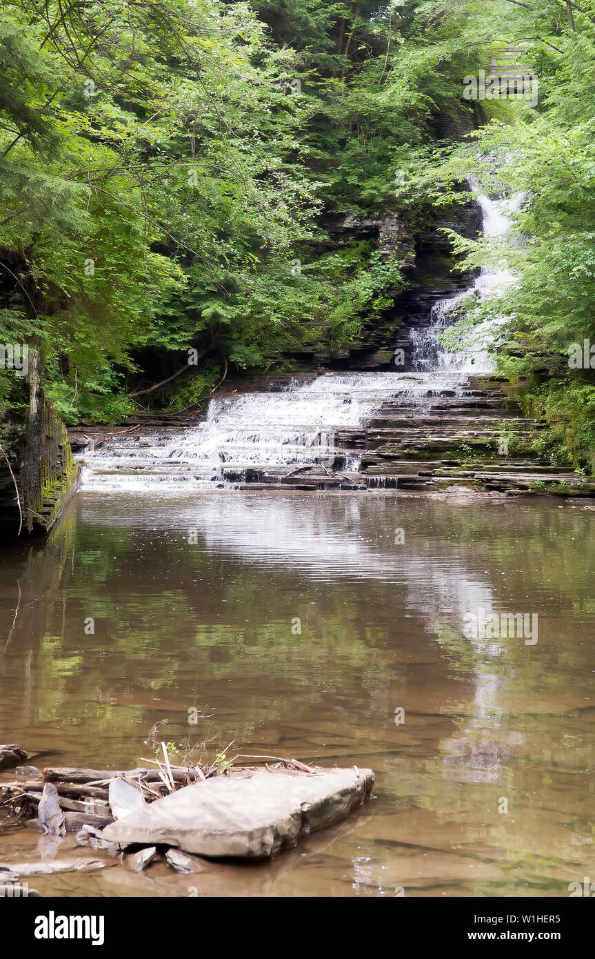 Una piccola cascata che scorre in un fiume Foto Stock
