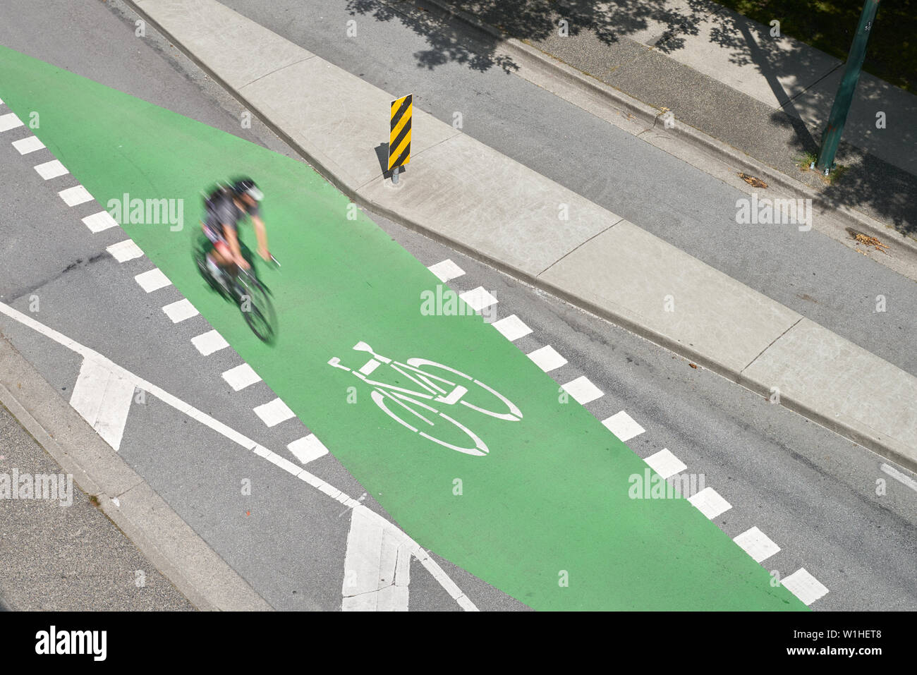 Urbano Crosswalk bicicletta. Una bicicletta solo lane e crosswalk incrocio nel centro cittadino di Vancouver. Foto Stock