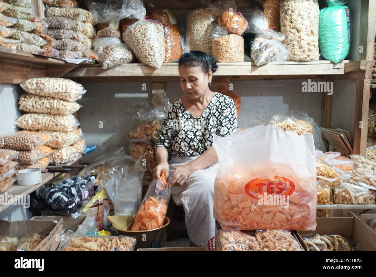 Venditori di prodotti alimentari nel mercato tradizionale, Yogyakarta, Indonesia Foto Stock