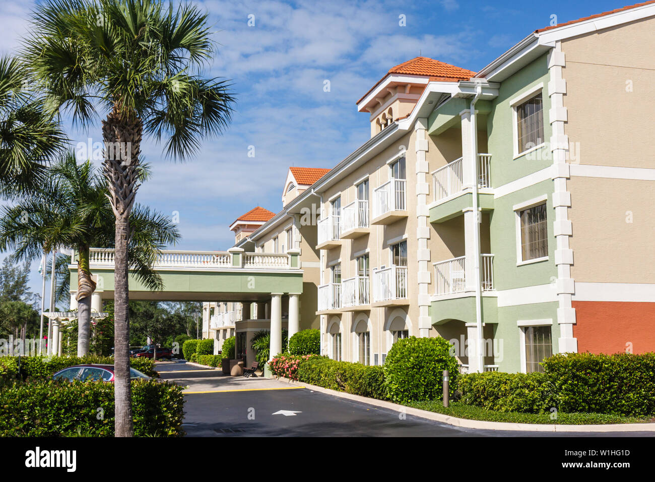 Naples Florida,Hilton DoubleTree Guest Suites,catena,hotel,alloggio,edificio  a tre piani,esterno,fronte,entrata,balcone,baldacchino di entrata,FL09101  Foto stock - Alamy