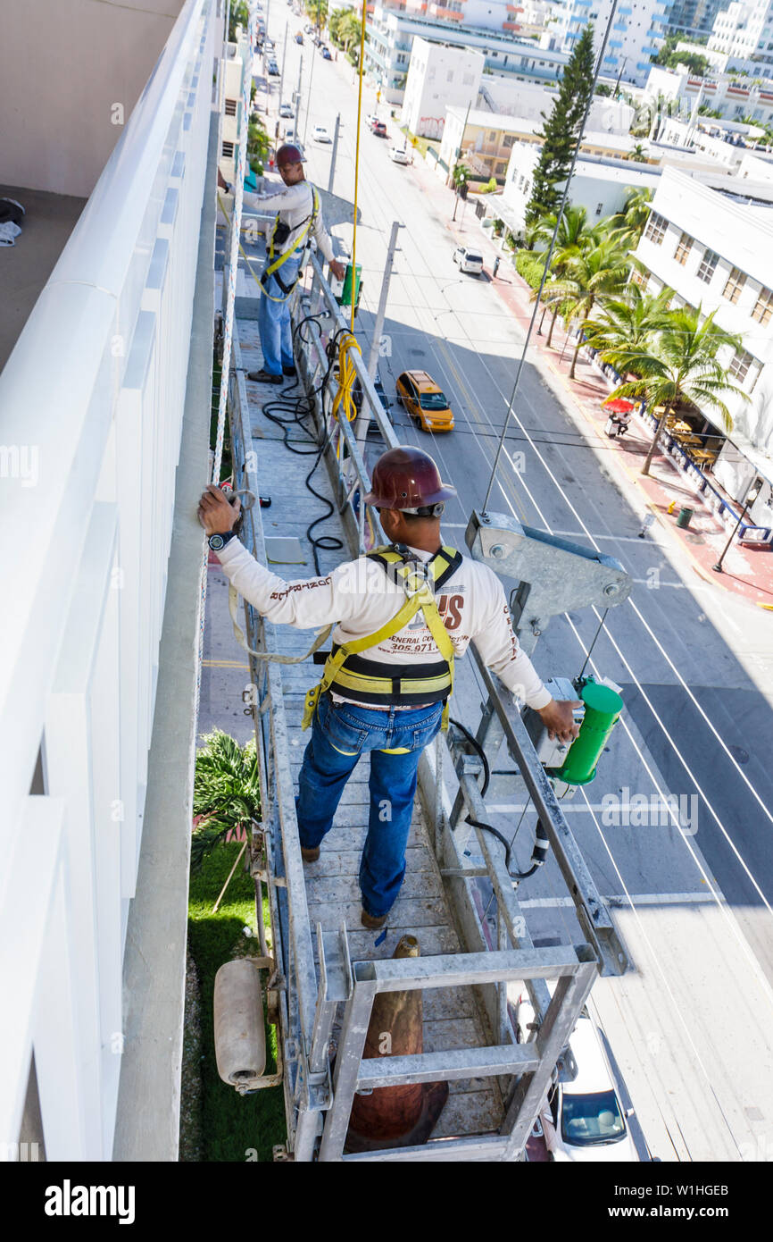 Miami Beach Florida, Ocean Drive, Presidential Condominiums, ristrutturazione in cemento, riparazione, uomo ispanico uomini maschio, lavoratore, lavoro, lavoro, lavoratore dipendente Foto Stock