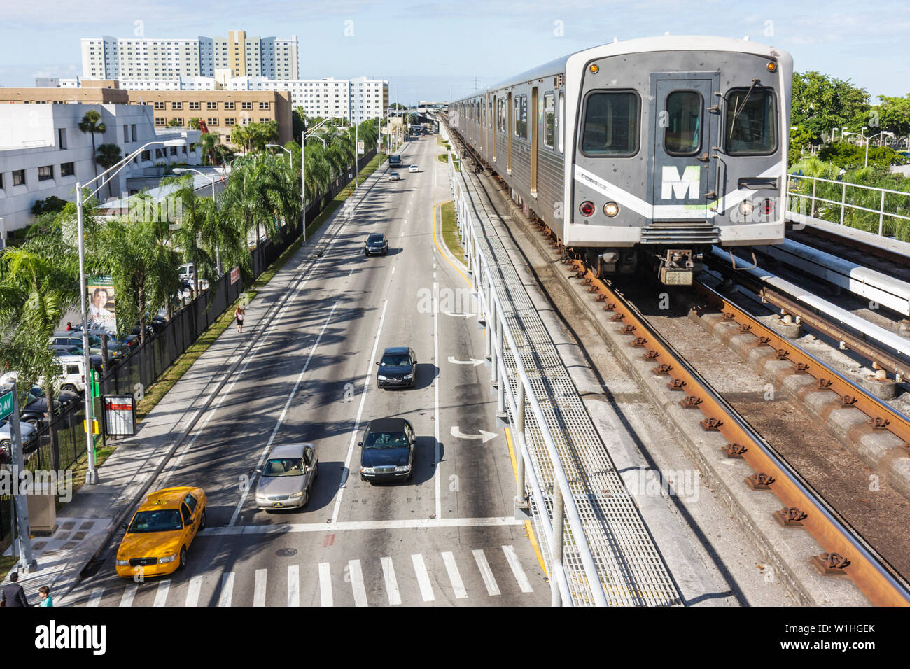 Miami Florida,Metrorail,NW 12th Avenue,mass Transit,sistema ferroviario sopraelevato,treno track,strada,auto,traffico,FL091025009 Foto Stock