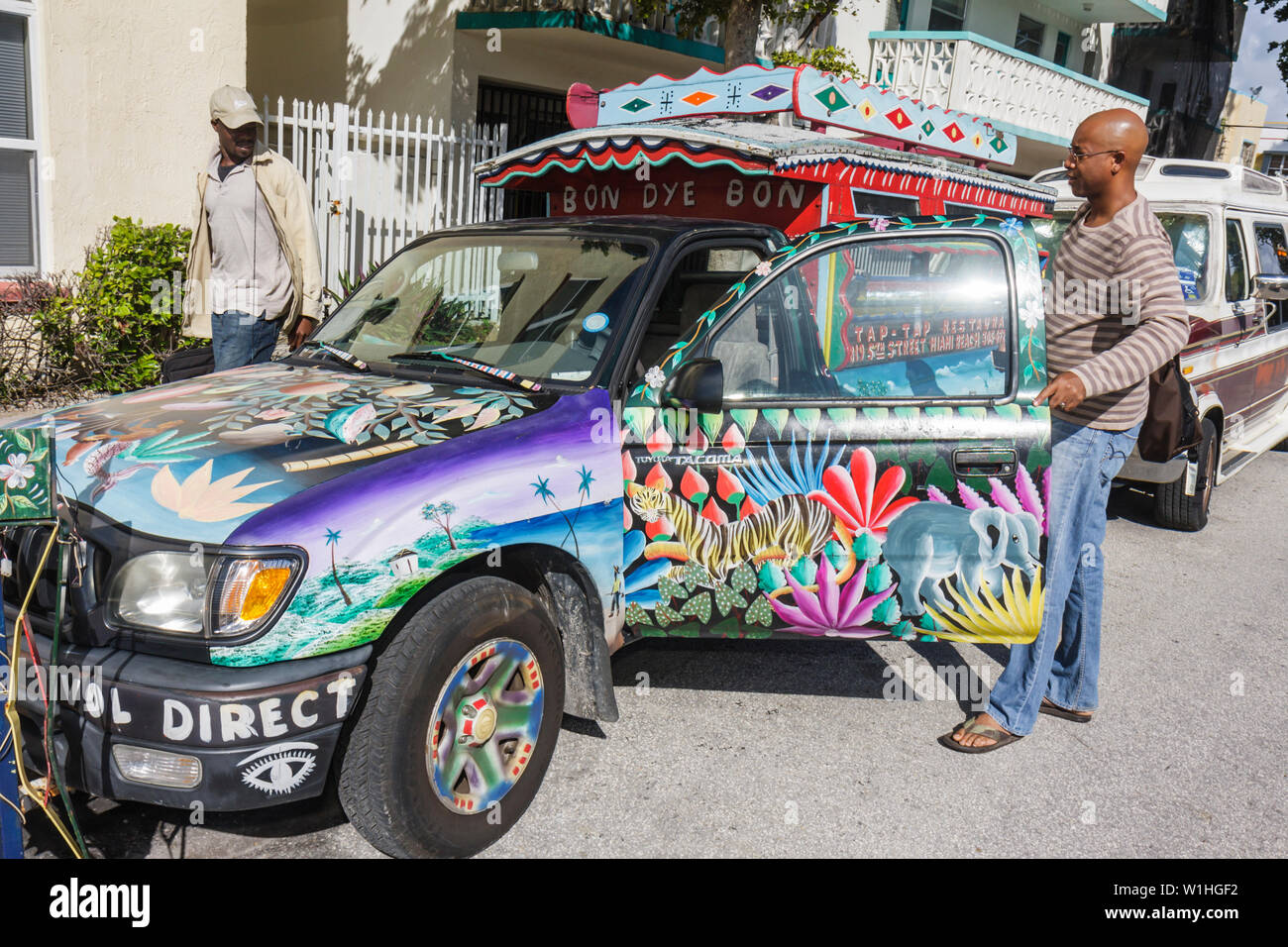 Miami Beach Florida,Tap taxi,taxi,camionette,Haiti,Haitian,taxi condiviso,taxi,uomo nero uomo maschio,autista,parcheggiato,paesaggio colorato,dipinto,decorato, Foto Stock