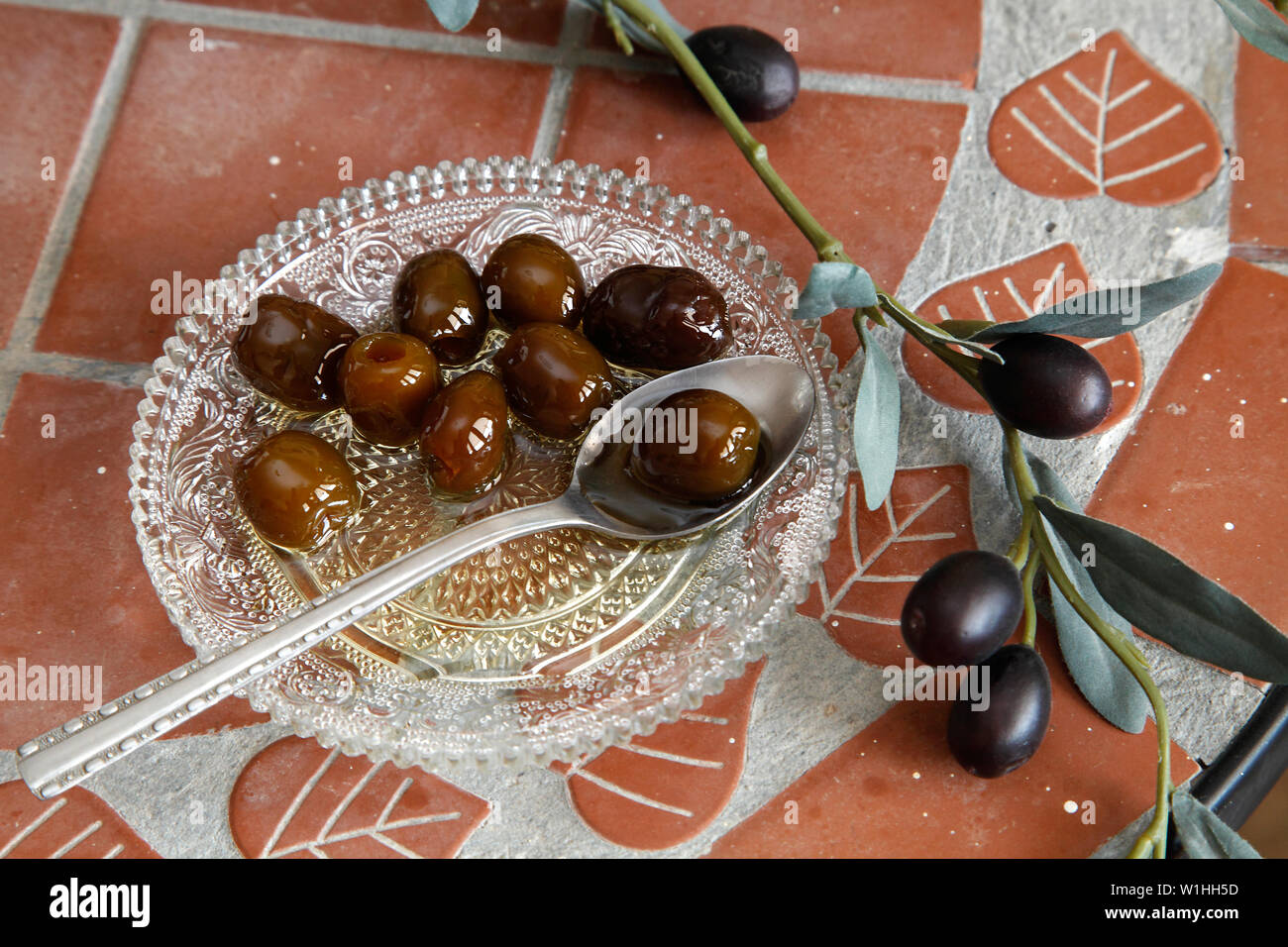 Dolce cucchiaio di oliva frutta, un tradizionale trattamento nell'isola di Lesbo e di altre regioni rurali della Grecia. Foto Stock