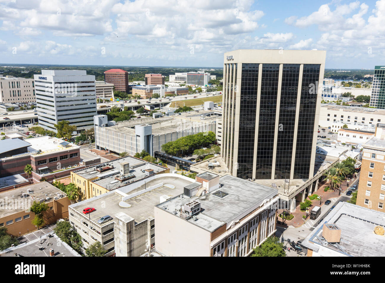 Orlando Florida,Downtown Historic District,skyline,edificio di uffici,immobiliare commerciale,garage parcheggio,vista dall'alto,tetto,autostrada,aereo vi Foto Stock