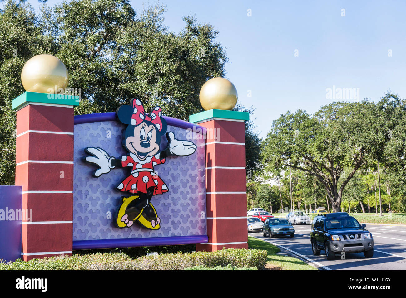 Orlando Florida,Buena Vista,Walt Disney World Resort,ingresso,fronte,cartello,Minnie mouse,personaggio cartoon,parco a tema,intrattenimento,pois polka,strada,tr Foto Stock