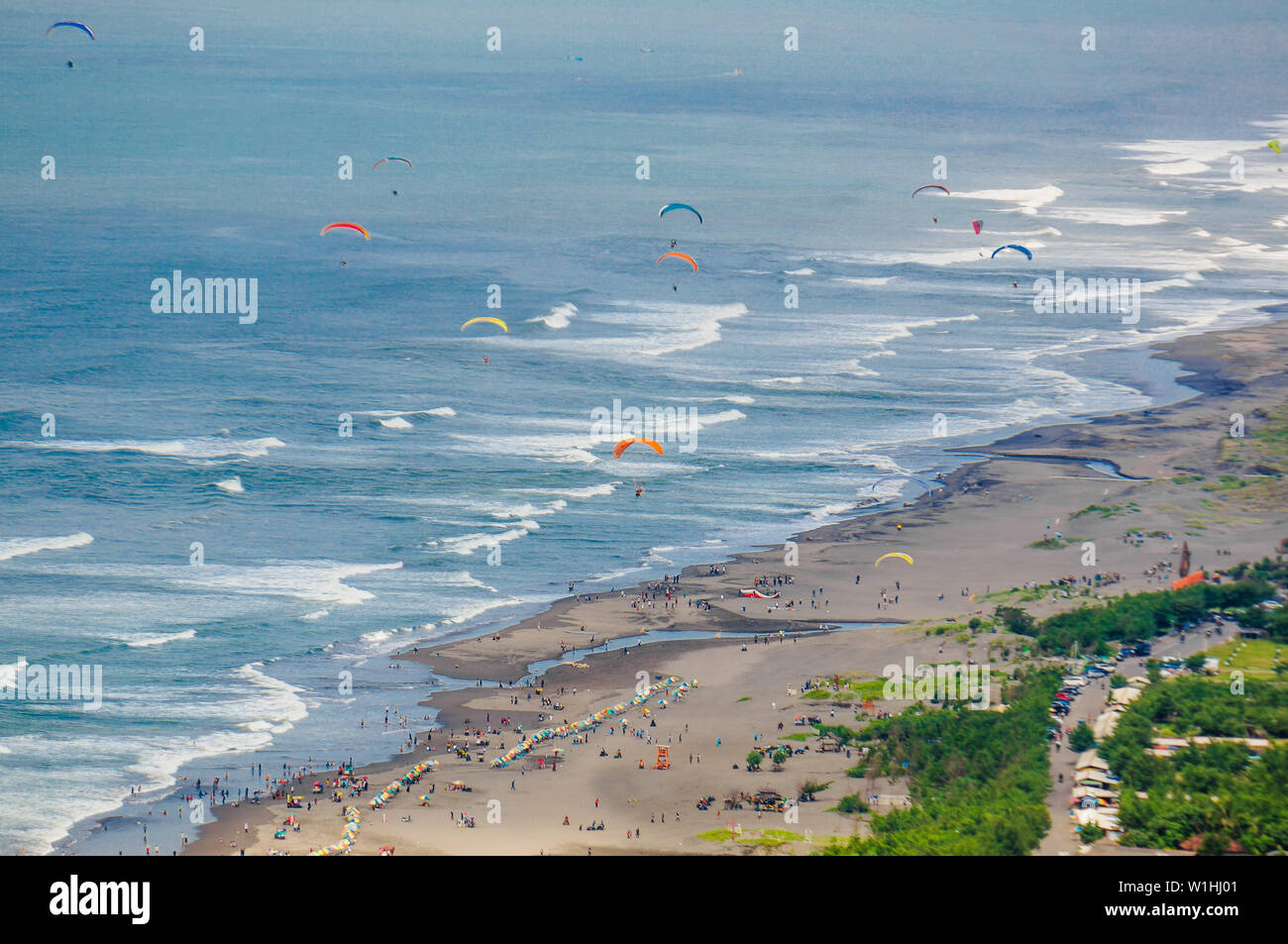 Parapendio sulla spiaggia Parangtritis, Yogyakarta, Indonesia Foto Stock