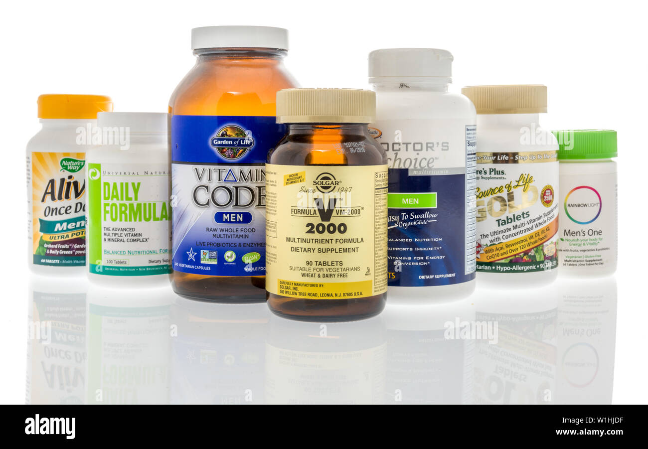 Winneconne, WI - 27 Maggio 2019 : Una collezione di Mens multi-integratori vitaminici isolato su un background Foto Stock