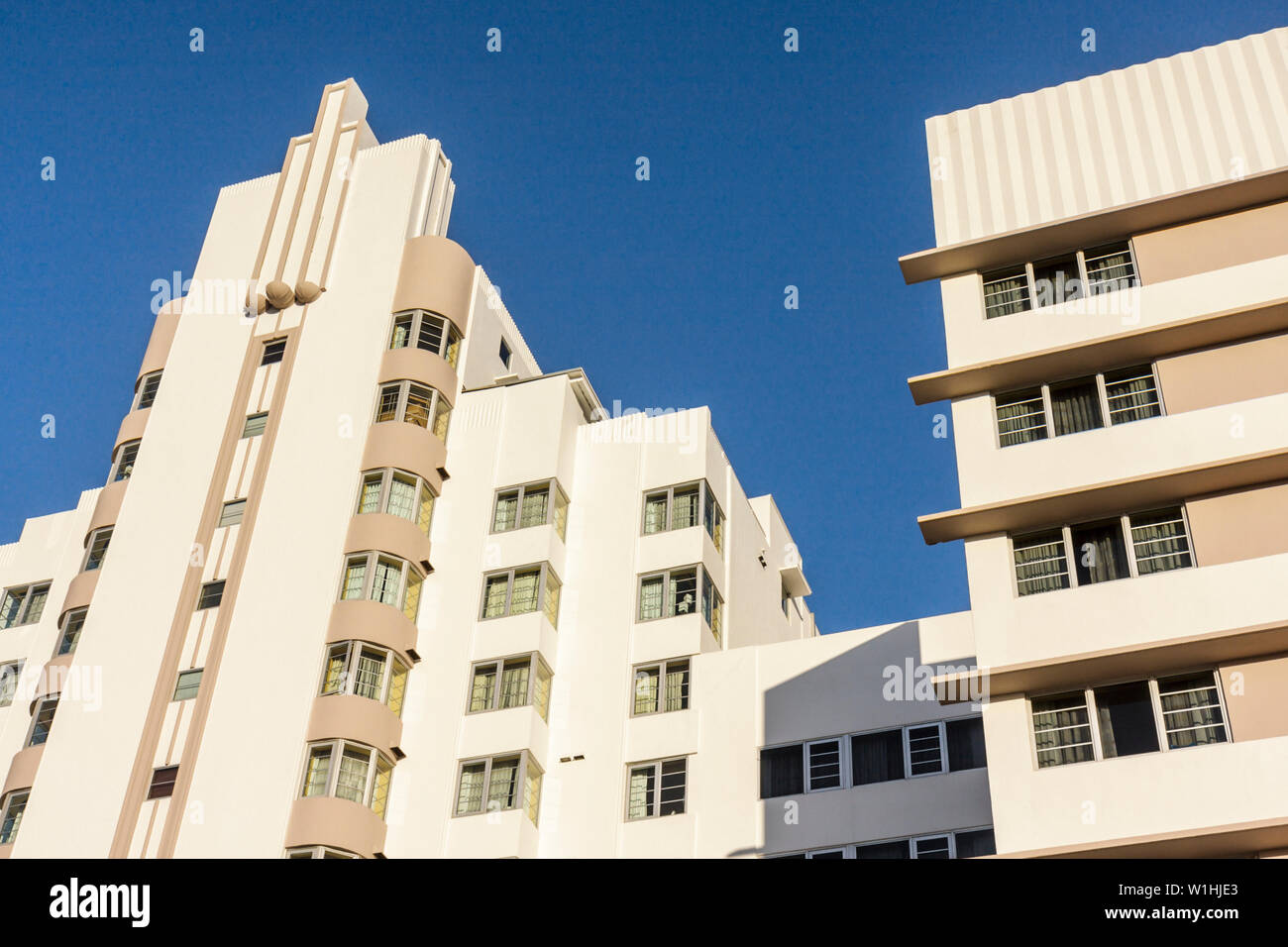 Miami Beach Florida, Collins Avenue, grattacieli alti grattacieli edifici edificio Art Deco, architettura arrotondata angolo, linea verticale, ziggurat des Foto Stock