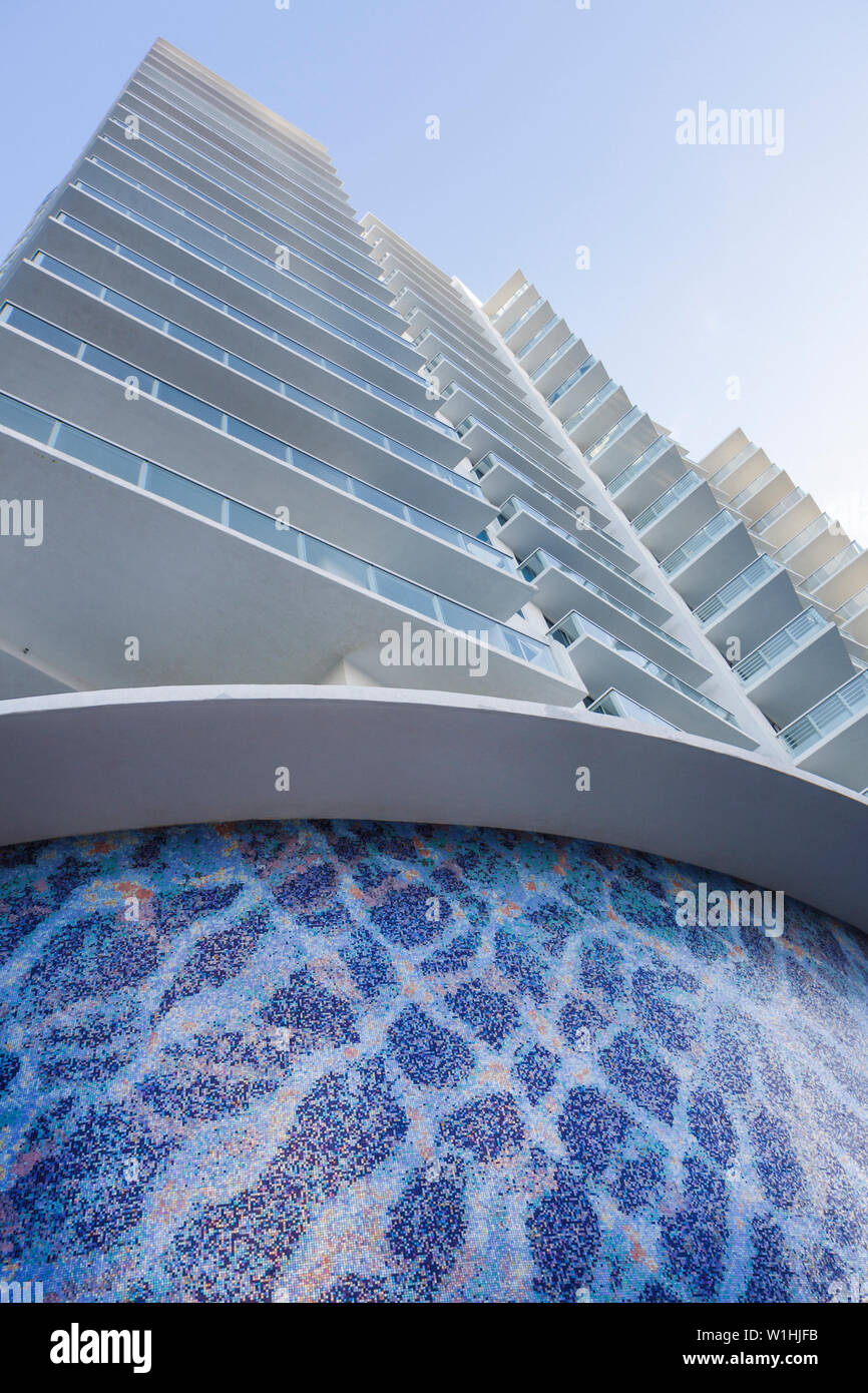 Miami Beach Florida, Collins Avenue, il condominio Crown, residenziale, appartamento, appartamenti, appartamenti, appartamenti, edificio, immobiliare, grattacielo alto grattacielo Foto Stock