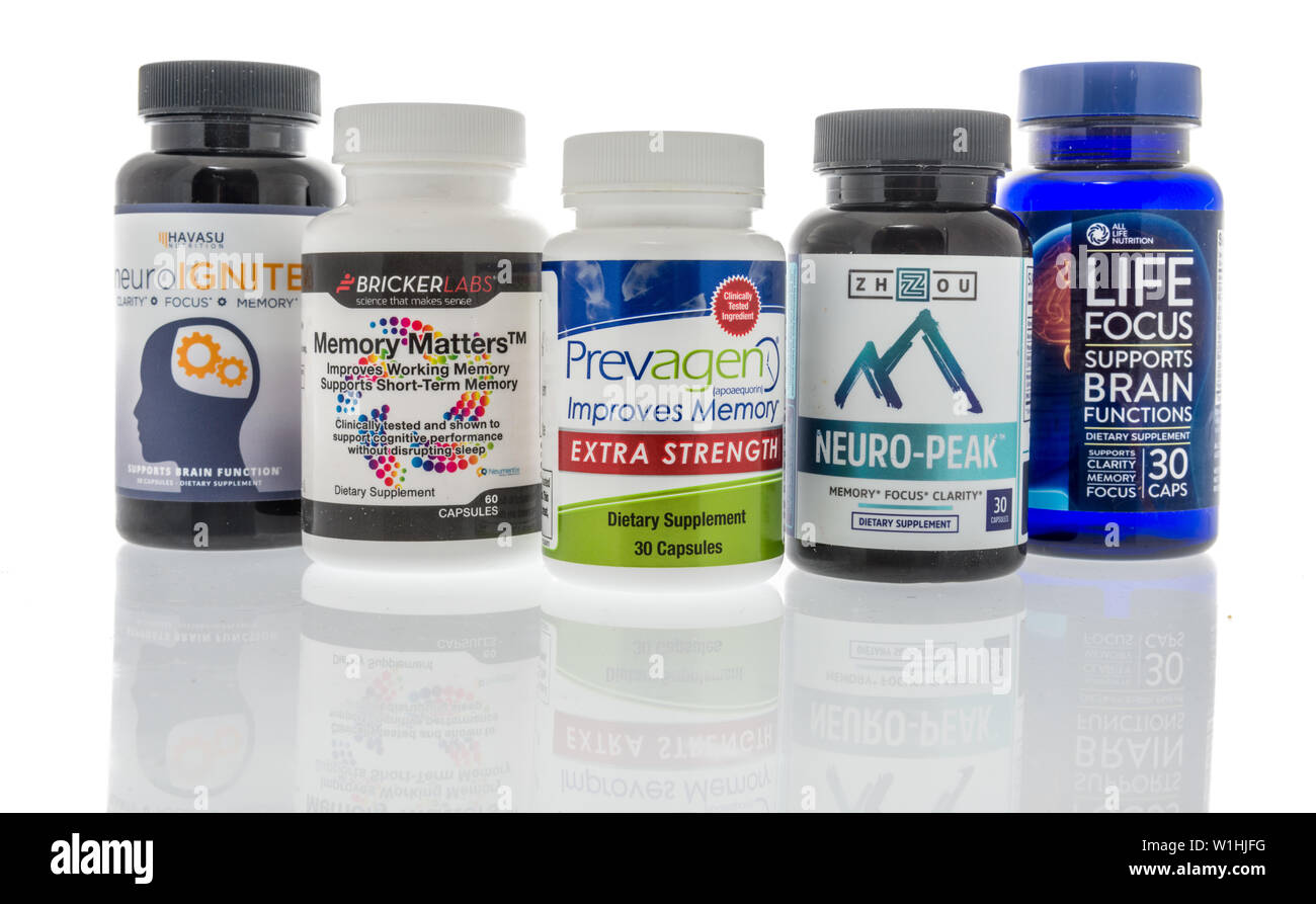 Winneconne, WI - 27 Maggio 2019 : Una collezione di miglioramento della memoria focus e chiarezza i supplementi su un sfondo isolato Foto Stock