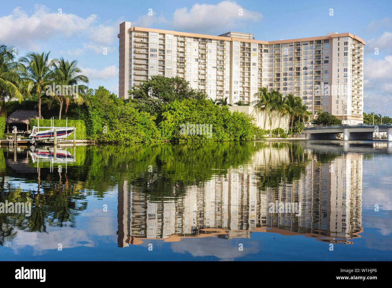 Miami Beach Florida, 41 ° Street Bridge, Indian Creek, grattacieli grattacieli edificio edifici condominio appartamenti residenziali h Foto Stock