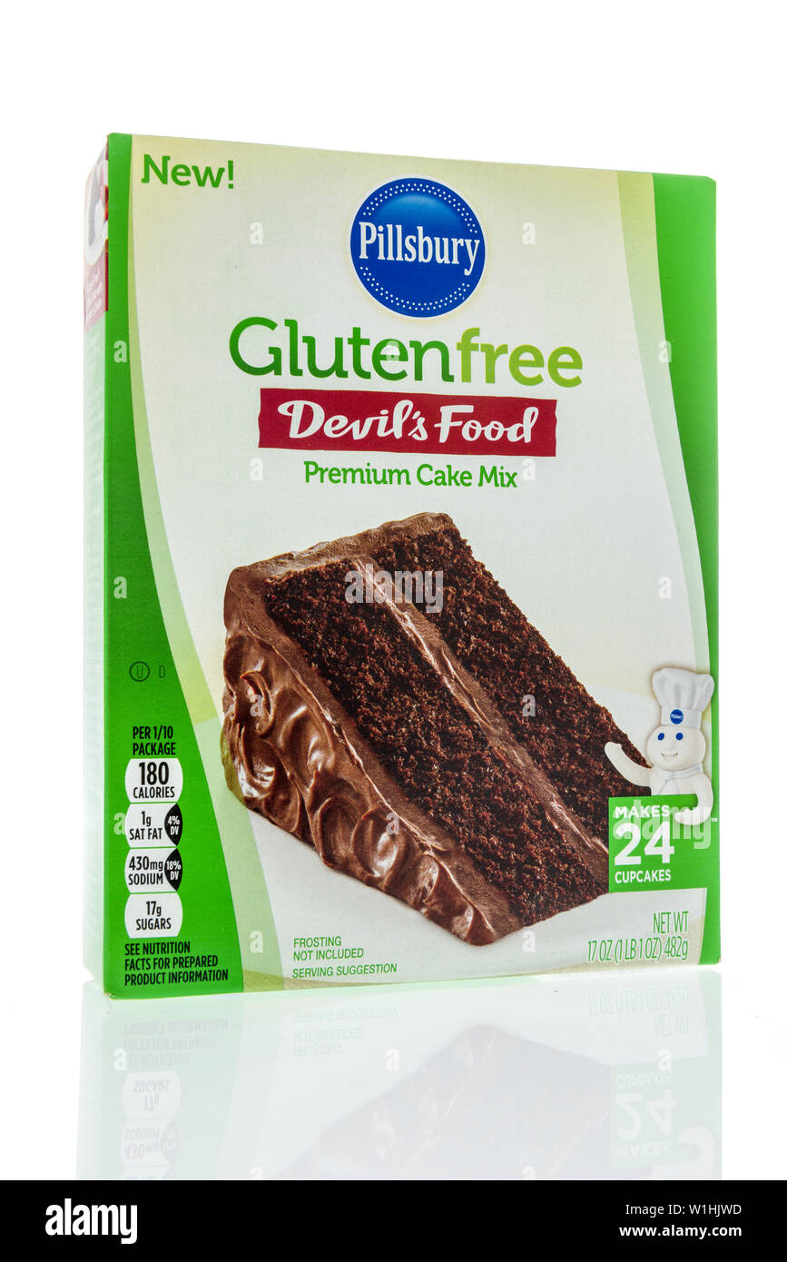 Winneconne, WI - 10 Giugno 2019 : un pacchetto di Pillsbury senza glutine cake mix nei diavoli aroma alimentare isolato su un background Foto Stock