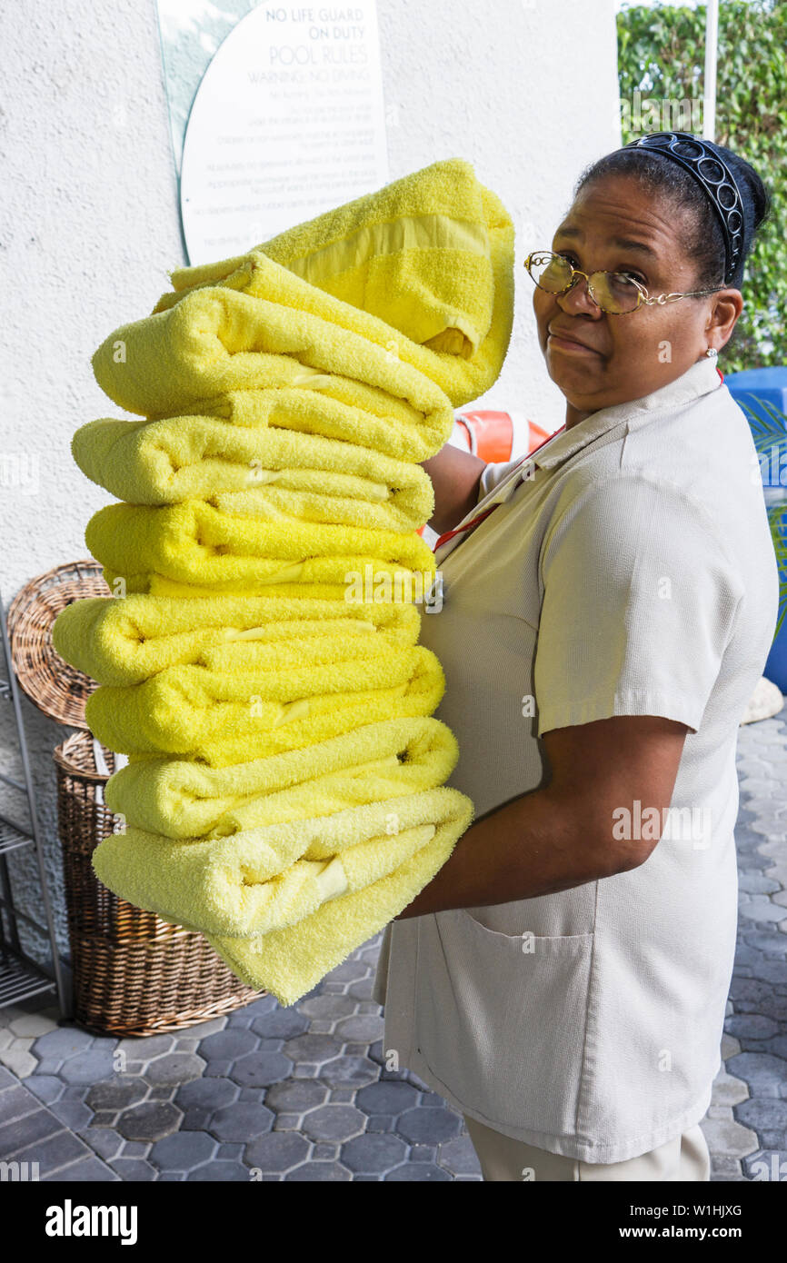 Miami Florida, pulizia dell'hotel, personale della governante, pulizia che trasporta gli asciugamani, donna nera uniforme femminile minimo basso salario di lavoro dipendente di lavoro Foto Stock