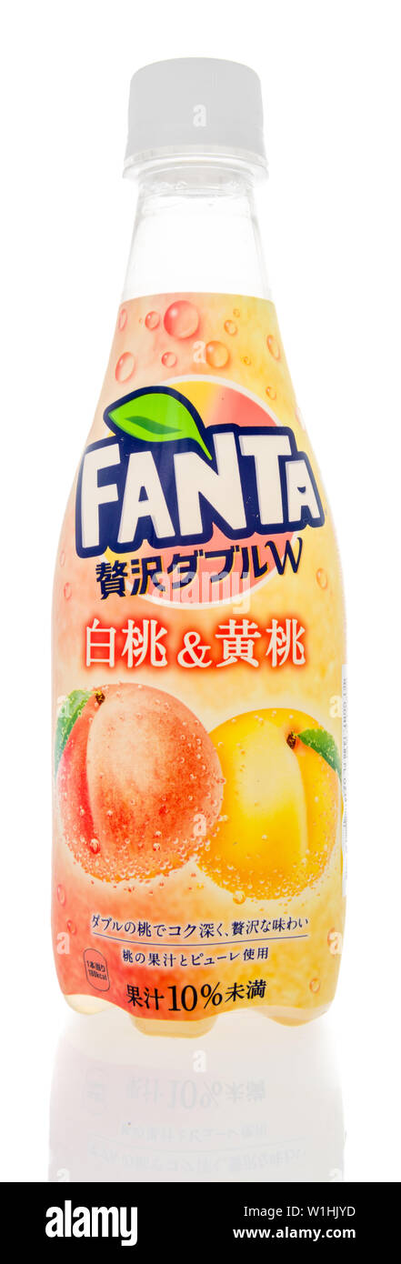Winneconne, WI - 16 Giugno 2019 : Una bottiglia di Fanta peach drink soda isolato su un background Foto Stock