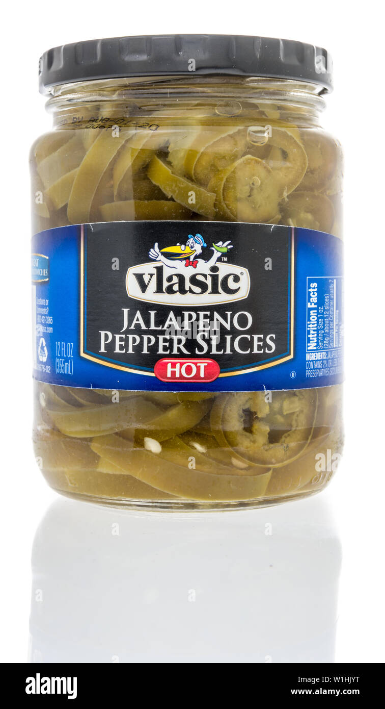 Winneconne, WI - 16 Giugno 2019 : Una bottiglia di Vlasic peperoncino jalapeno le fette su un sfondo isolato Foto Stock