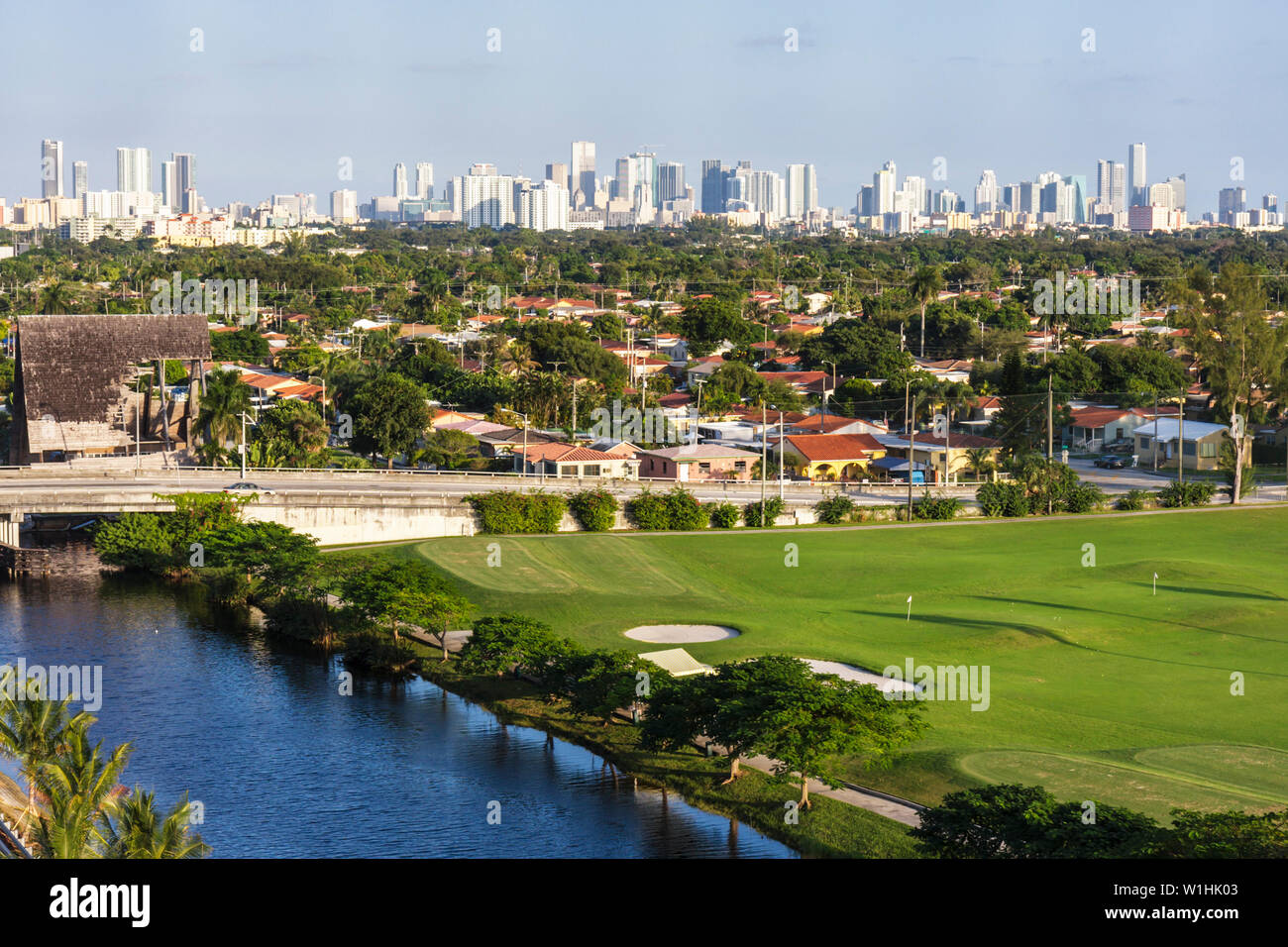 Miami Florida,canale,centro,skyline,edifici,skyline,panoramica,urbano,campo da golf,alberi,verde,case,FL091031079 Foto Stock