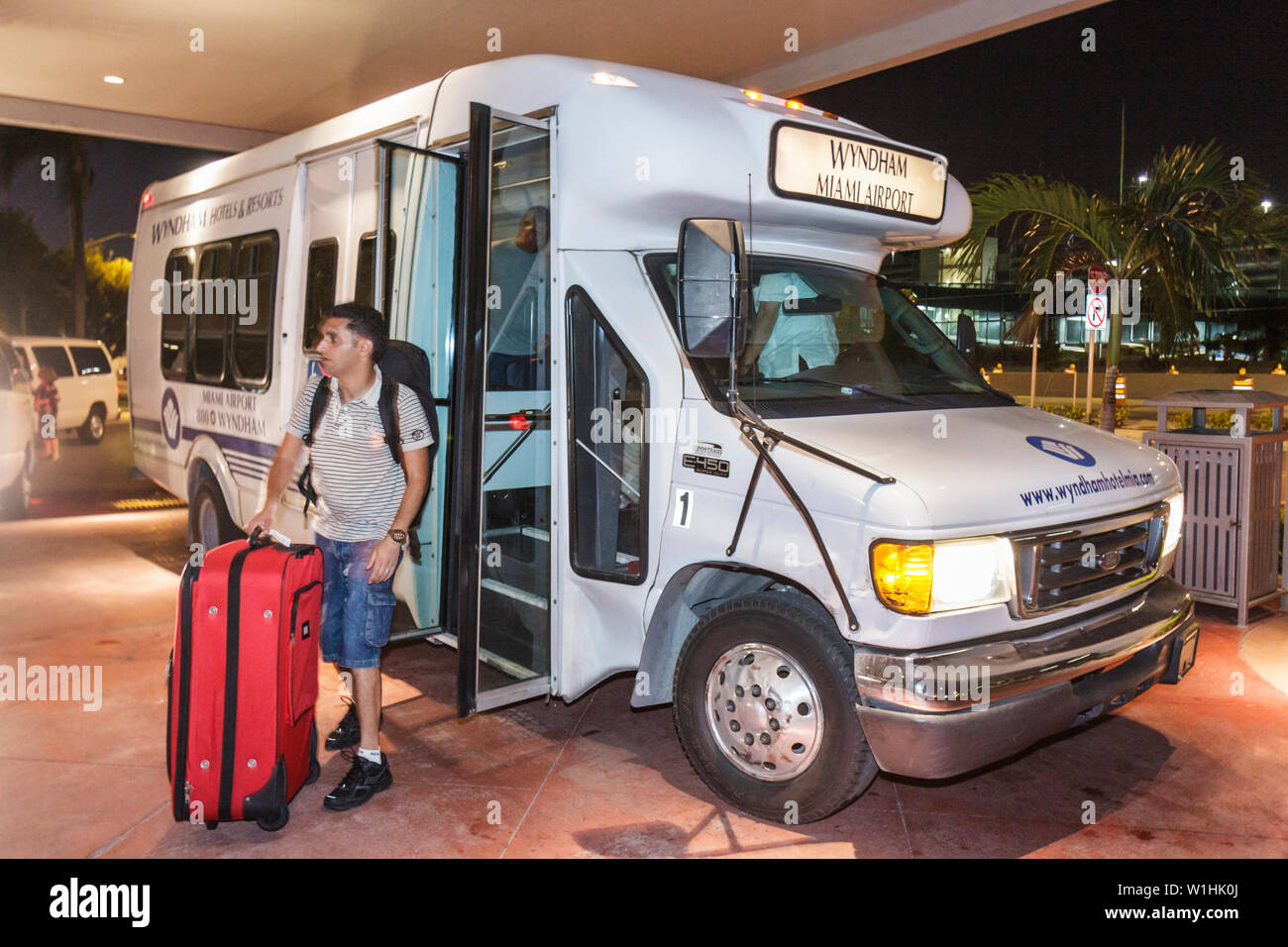 Miami Florida,Wyndham Miami Airport,hotel hotel alloggio motel motel,catena,navetta,adulti uomini uomini uomini uomini adulti,arrivo,bagagli,valigia,furgone,drivew Foto Stock