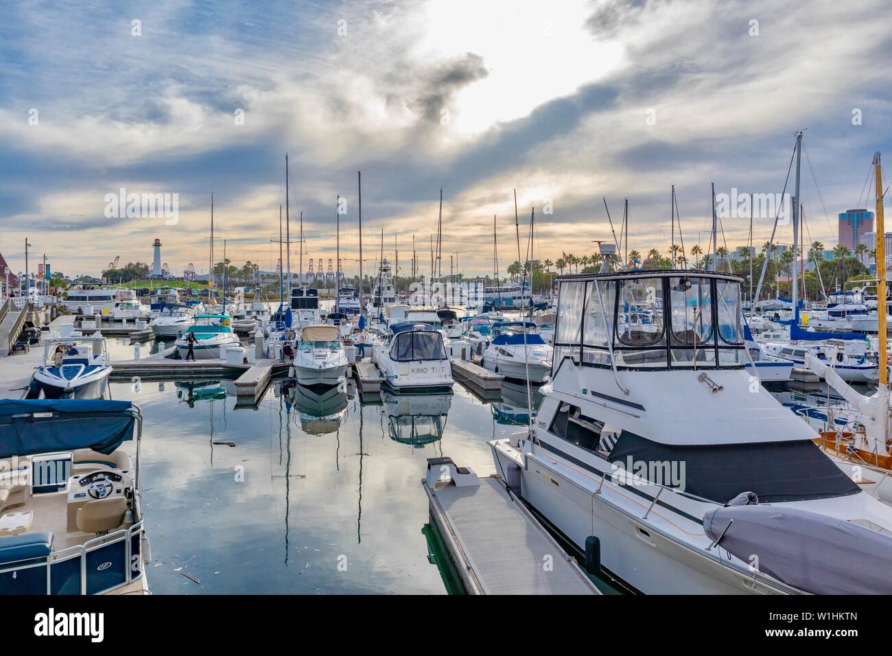 Barche ormeggiate a marina nel villaggio litoraneo di Long Beach, CA Foto Stock