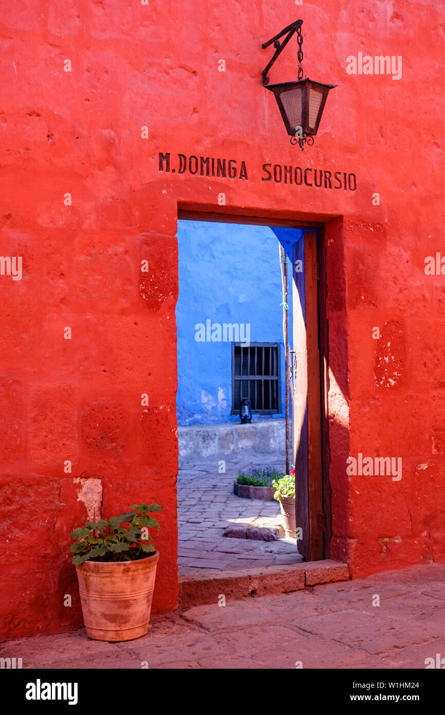 Porta della madre Dominga Somocursio cella, Calle Sevilla, Santa Catalina monastero delle Domenicane di secondo ordine Arequipa, Perù. Foto Stock
