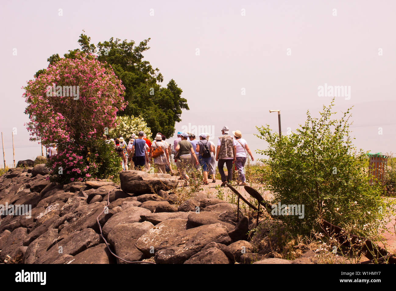 3 giugno 2019 un gruppo di persone di mezza età tourist preparando per una gita in barca sul mare di Galilea a Yigal Allon Center presso il Ginosar Kibbutz in Nord Israe Foto Stock