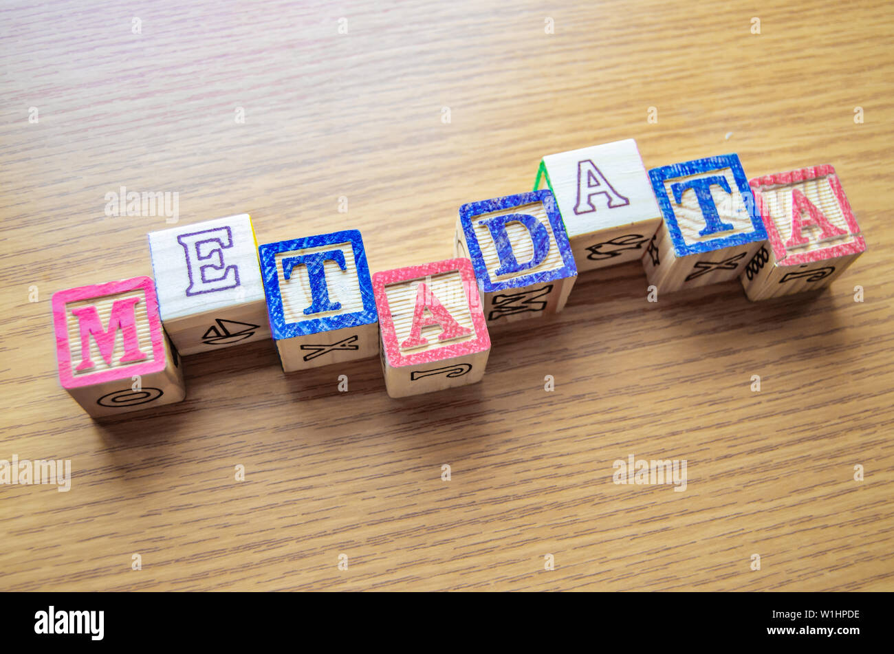 Giocattolo educativo a cubetti con lettere organizzato per visualizzare i metadati di parola - keywording e ottimizzazione del motore di ricerca concept Foto Stock