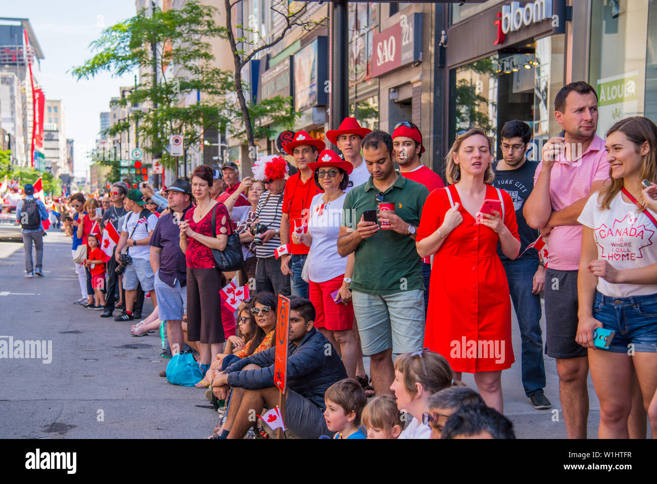 Raduno di persone al centro di Montreal, guardando il Canada parata del giorno Foto Stock