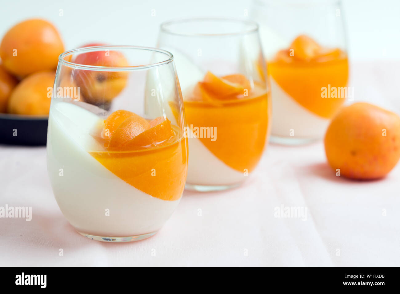 Paio di Occhiali con alcuni dessert fatti in casa con frutta Foto Stock