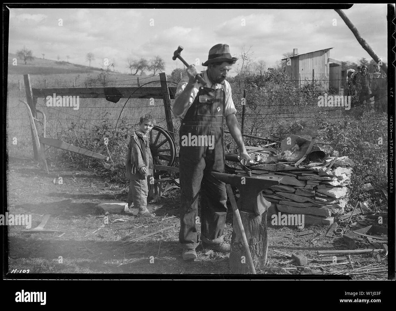 S. J. Orzo, strada rurale #2, La Follette, Tennessee, campo di applicazione e il contenuto: S. J. Orzo, strada rurale #2, La Follette, Tennessee. Una parte dei suoi migliori terreni verranno inondati da Norris Dam serbatoio. Orzo è un ex-predicatore, un fabbro e falegname, così come un agricoltore. Egli ha avuto 17 bambini (solo 11 ora vive), ed è un candidato per un lavoro. Egli ha investito la sua vita di risparmio in una miniera di carbone e ha perso tutti i. Dicono i vicini: "Egli è nato in un negozio di fabbro con un martello in mano. Egli ha fatto il 'bull-linguetta aratro nell'immagine. Del ragazzo aiutandolo a outdoor forge, egli ha detto: "Egli è il mio si Foto Stock