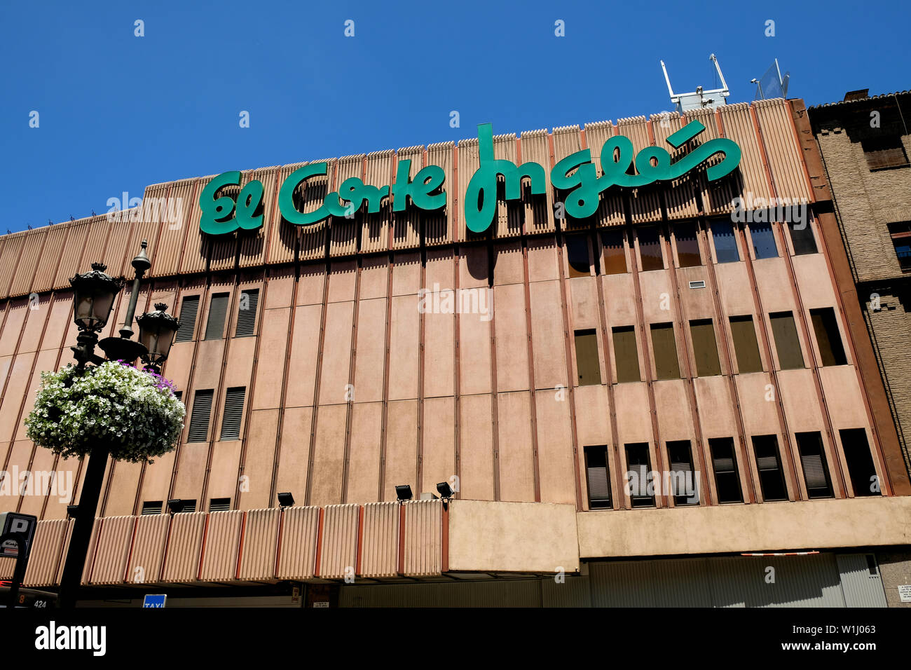 Vista esterna della vetrina e firmare al El Corte Ingles department store in Granada, Spagna; dipartimento più grande catena di negozi in Europa. Foto Stock