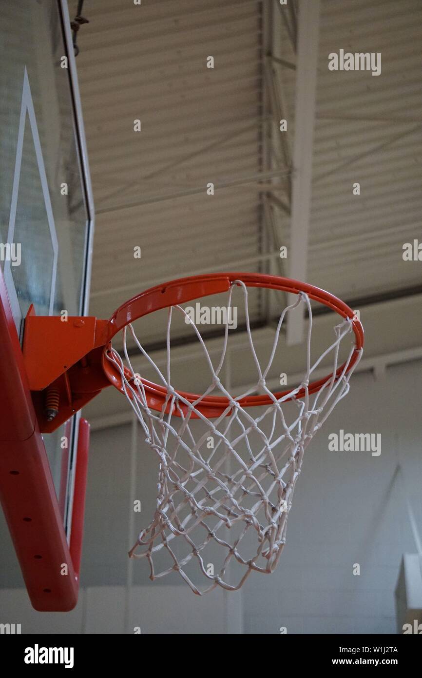 Rendendo il colpo - Basket passa attraverso la rete durante la fase di pratica in Gymm Foto Stock