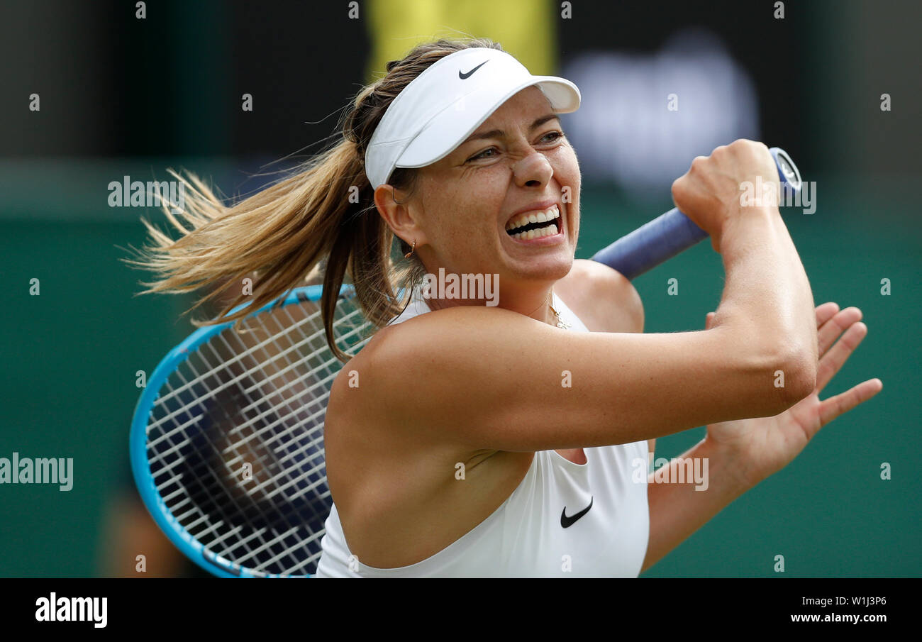 Londra, Gran Bretagna. 2 Luglio, 2019. Maria Sharapova della Russia compete durante le Donne Singoli Primo turno match con Pauline Parmentier della Francia al 2019 Wimbledon Tennis Championships di Londra, Gran Bretagna, 2 luglio 2019. Credito: Han Yan/Xinhua/Alamy Live News Foto Stock
