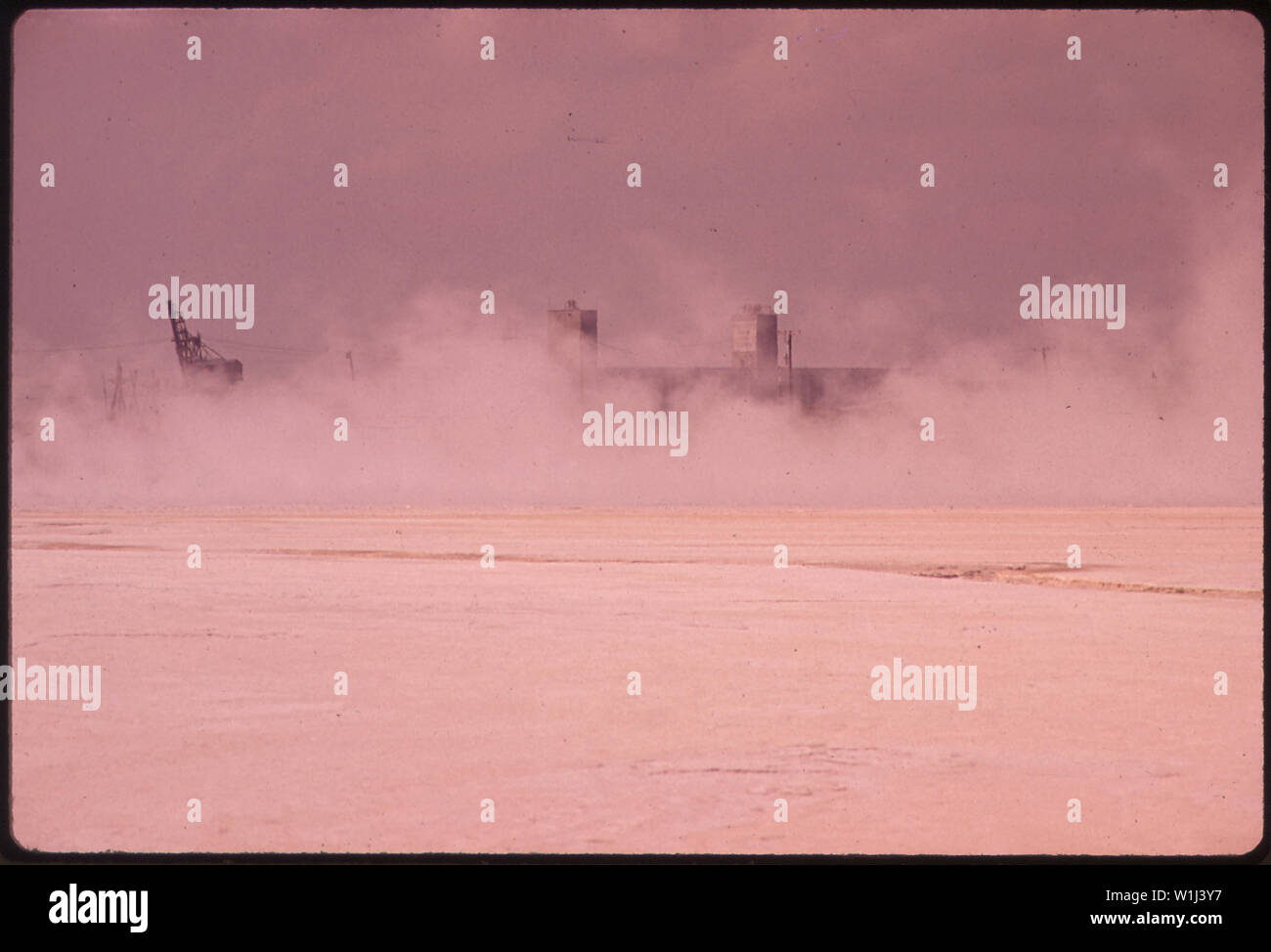 La fuoriuscita di vapore da un impianto chimico oscura il litorale Foto Stock