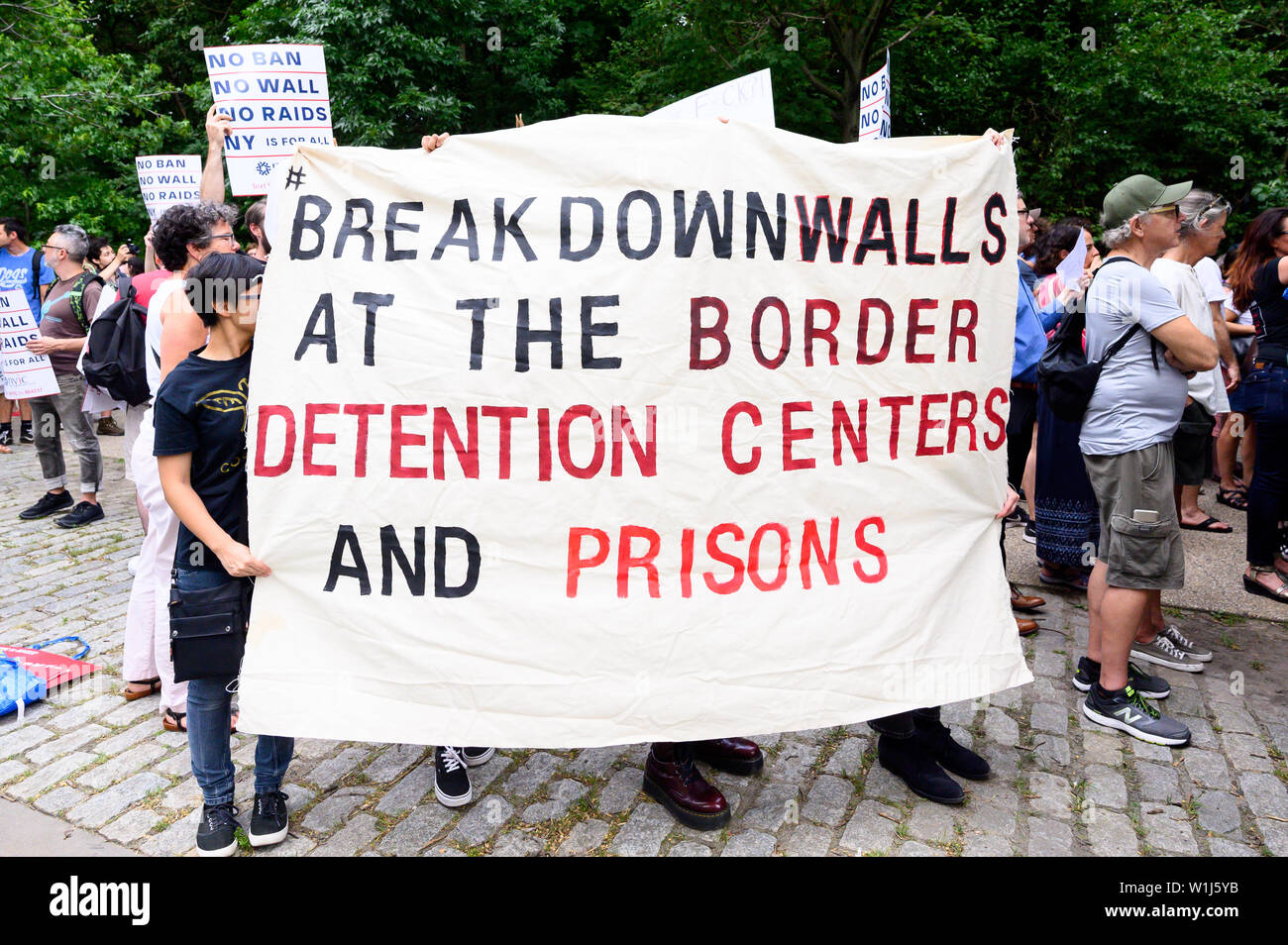 Brooklyn, Stati Uniti. 02Luglio, 2019. I manifestanti di tenere un grande striscione durante una manifestazione di protesta per la chiusura dei migranti nei campi profughi nel sud del confine. "Chiudere i campi" Rally di avvocato per la chiusura dei campi dove i migranti alla frontiera meridionale sono detenuti. Il rally si è svolta di fronte al appartamento dove il senatore Chuck Schumer (D-NY) vive a Brooklyn, New York. Credito: SOPA Immagini limitata/Alamy Live News Foto Stock