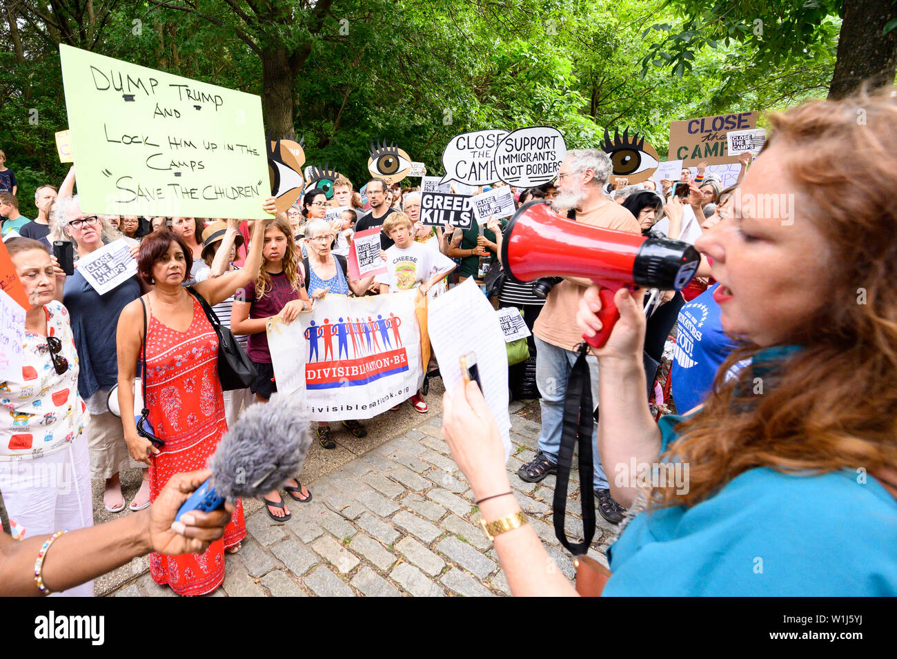 Brooklyn, Stati Uniti. 02Luglio, 2019. Una donna di leggere una dichiarazione durante una manifestazione di protesta per la chiusura dei migranti nei campi profughi nel sud del confine. "Chiudere i campi" Rally di avvocato per la chiusura dei campi dove i migranti alla frontiera meridionale sono detenuti. Il rally si è svolta di fronte al appartamento dove il senatore Chuck Schumer (D-NY) vive a Brooklyn, New York. Credito: SOPA Immagini limitata/Alamy Live News Foto Stock