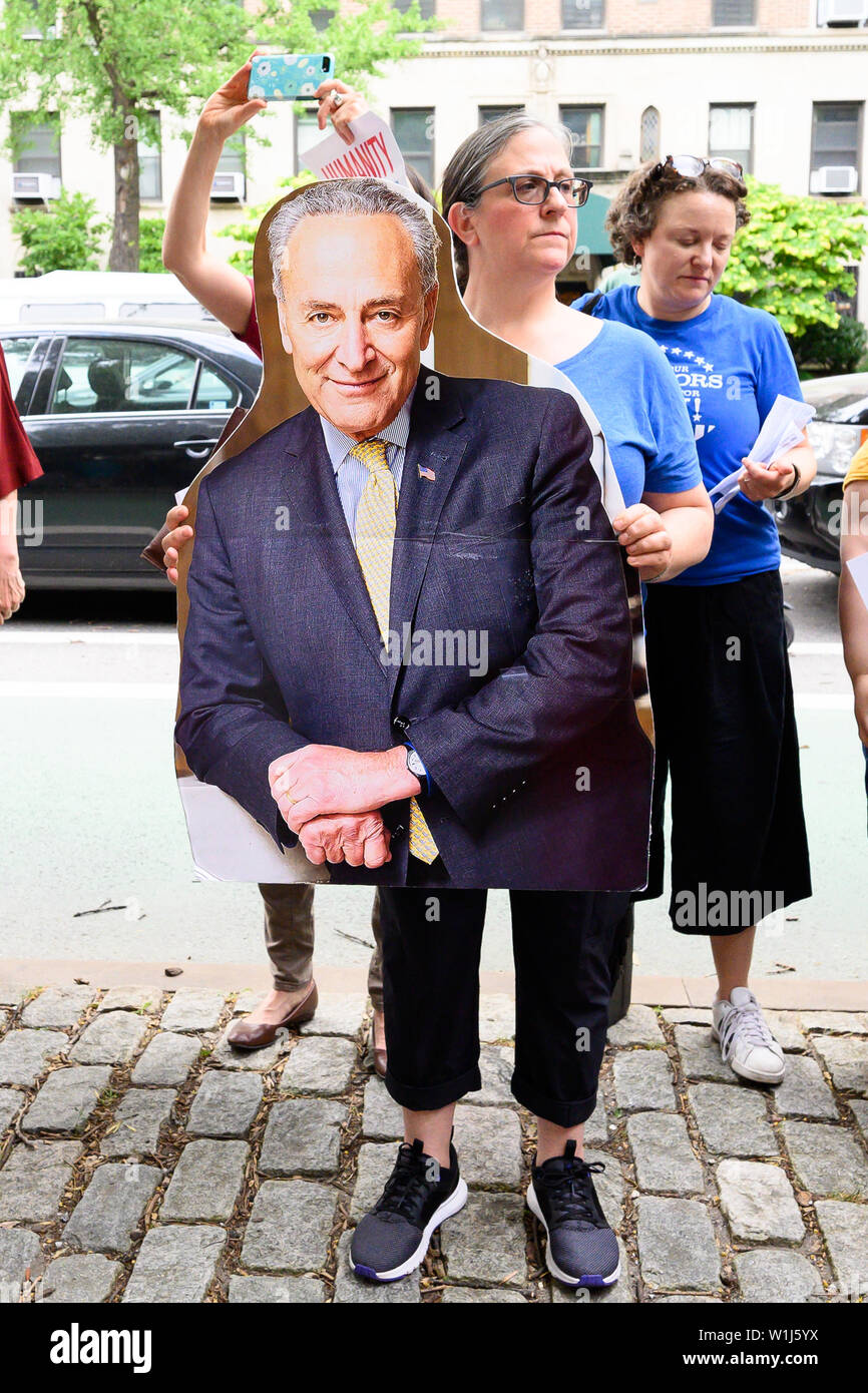 Brooklyn, Stati Uniti. 02Luglio, 2019. Una donna che tiene un cartello del senatore Chuck Schumer dimensione di vita durante una manifestazione di protesta per la chiusura dei migranti nei campi profughi nel sud del confine. "Chiudere i campi" Rally di avvocato per la chiusura dei campi dove i migranti alla frontiera meridionale sono detenuti. Il rally si è svolta di fronte al appartamento dove il senatore Chuck Schumer (D-NY) vive a Brooklyn, New York. Credito: SOPA Immagini limitata/Alamy Live News Foto Stock