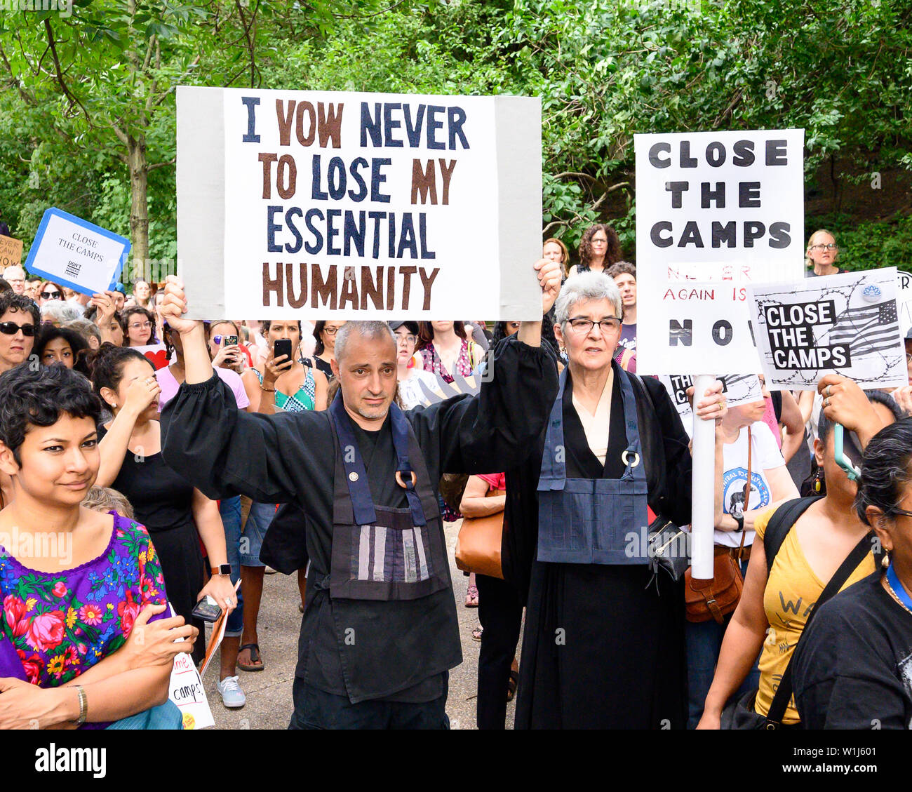Brooklyn, Stati Uniti. 02Luglio, 2019. Un uomo che tiene un cartello durante una manifestazione di protesta per la chiusura dei migranti nei campi profughi nel sud del confine. "Chiudere i campi" Rally di avvocato per la chiusura dei campi dove i migranti alla frontiera meridionale sono detenuti. Il rally si è svolta di fronte al appartamento dove il senatore Chuck Schumer (D-NY) vive a Brooklyn, New York. Credito: SOPA Immagini limitata/Alamy Live News Foto Stock