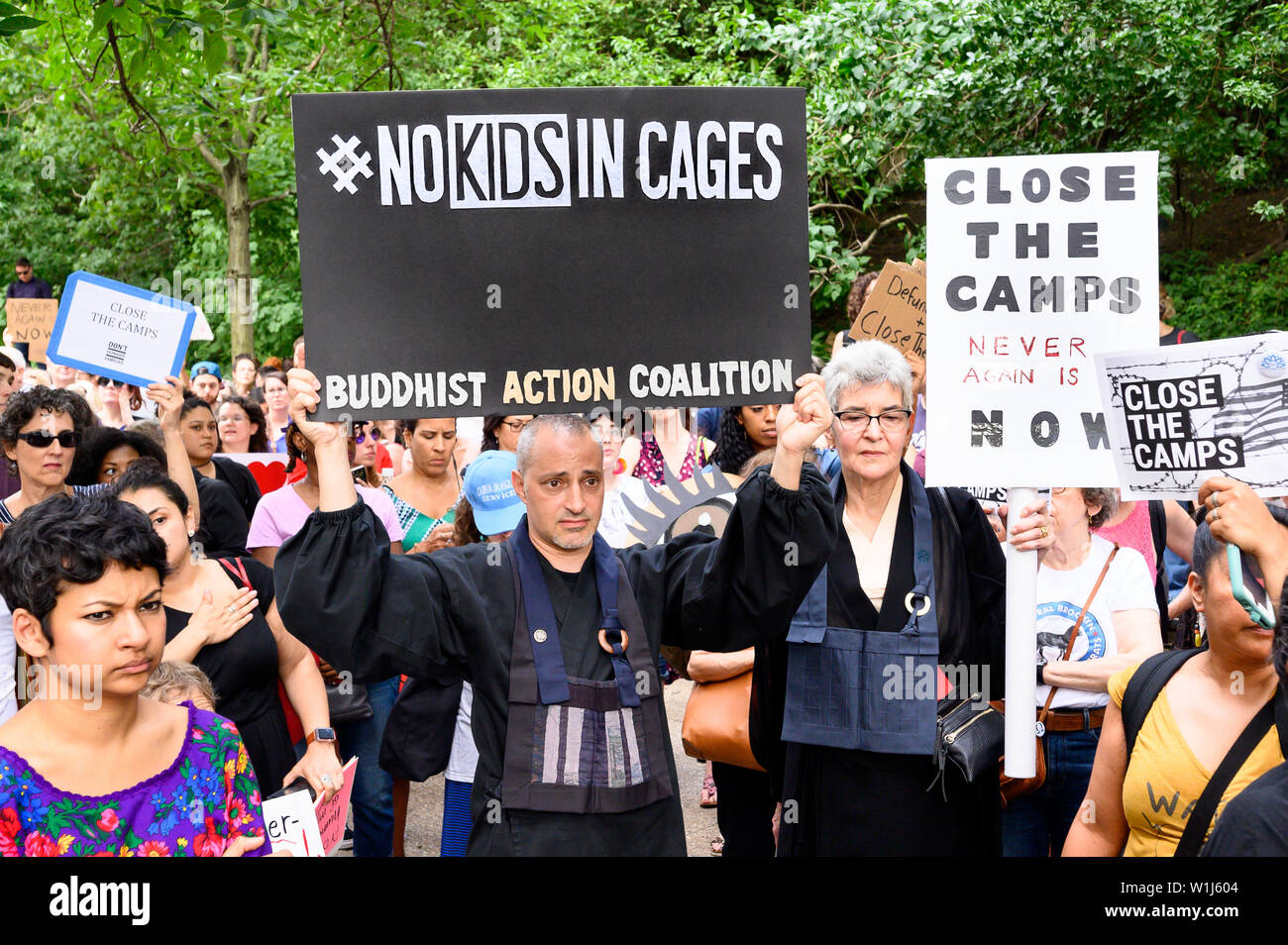 Brooklyn, Stati Uniti. 02Luglio, 2019. Un uomo che tiene un cartello durante una manifestazione di protesta per la chiusura dei migranti nei campi profughi nel sud del confine. "Chiudere i campi" Rally di avvocato per la chiusura dei campi dove i migranti alla frontiera meridionale sono detenuti. Il rally si è svolta di fronte al appartamento dove il senatore Chuck Schumer (D-NY) vive a Brooklyn, New York. Credito: SOPA Immagini limitata/Alamy Live News Foto Stock
