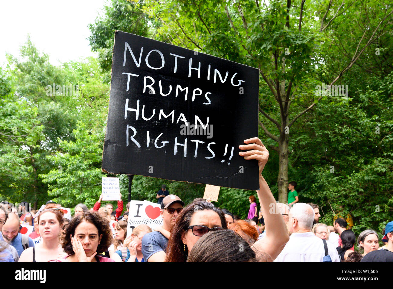Brooklyn, Stati Uniti. 02Luglio, 2019. Una donna che tiene un cartello durante una manifestazione di protesta per la chiusura dei migranti nei campi profughi nel sud del confine. "Chiudere i campi" Rally di avvocato per la chiusura dei campi dove i migranti alla frontiera meridionale sono detenuti. Il rally si è svolta di fronte al appartamento dove il senatore Chuck Schumer (D-NY) vive a Brooklyn, New York. Credito: SOPA Immagini limitata/Alamy Live News Foto Stock