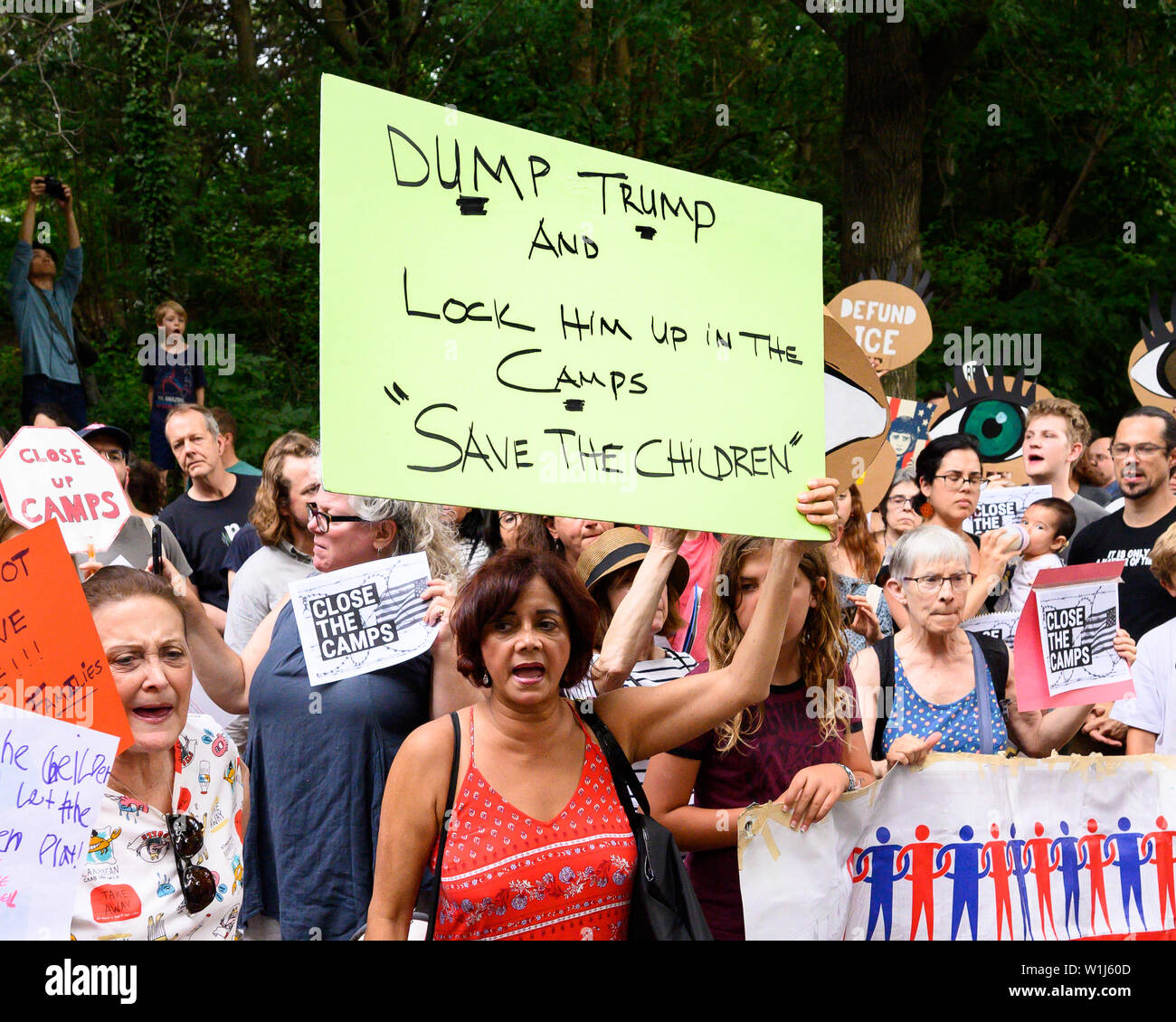 Brooklyn, Stati Uniti. 02Luglio, 2019. Una donna che tiene un cartello durante una manifestazione di protesta per la chiusura dei migranti nei campi profughi nel sud del confine. "Chiudere i campi" Rally di avvocato per la chiusura dei campi dove i migranti alla frontiera meridionale sono detenuti. Il rally si è svolta di fronte al appartamento dove il senatore Chuck Schumer (D-NY) vive a Brooklyn, New York. Credito: SOPA Immagini limitata/Alamy Live News Foto Stock