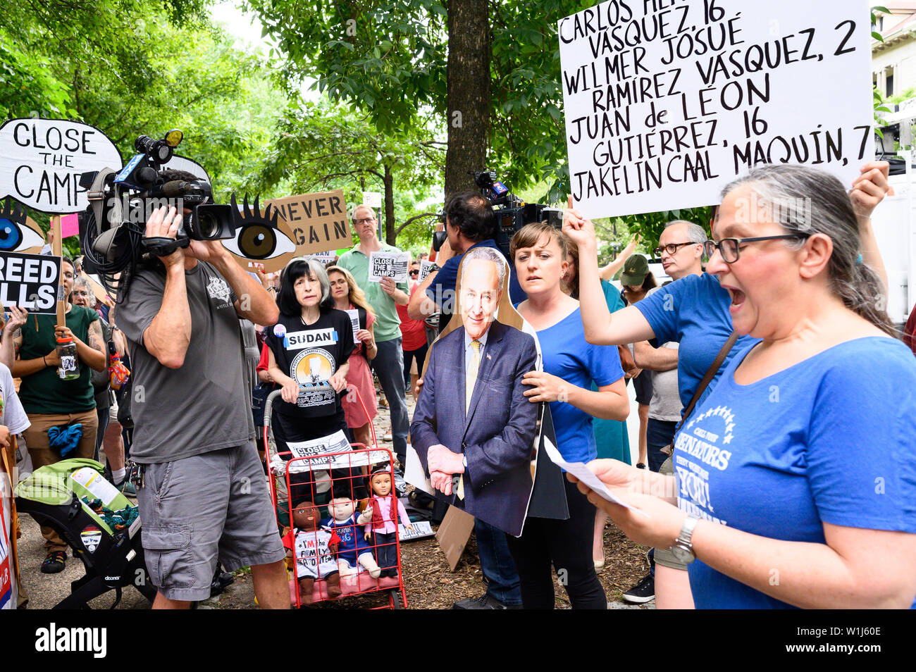 Brooklyn, Stati Uniti. 02Luglio, 2019. Una donna di leggere una dichiarazione durante una manifestazione di protesta per la chiusura dei migranti nei campi profughi nel sud del confine. "Chiudere i campi" Rally di avvocato per la chiusura dei campi dove i migranti alla frontiera meridionale sono detenuti. Il rally si è svolta di fronte al appartamento dove il senatore Chuck Schumer (D-NY) vive a Brooklyn, New York. Credito: SOPA Immagini limitata/Alamy Live News Foto Stock