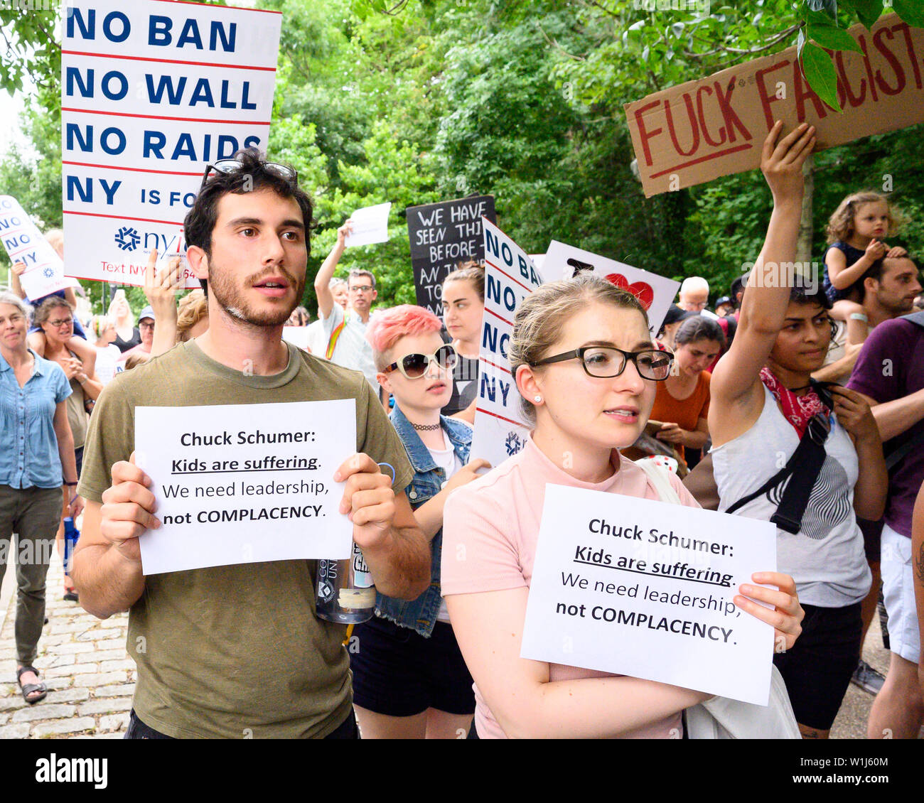 Brooklyn, Stati Uniti. 02Luglio, 2019. Manifestanti tenere cartelloni durante una manifestazione di protesta per la chiusura dei migranti nei campi profughi nel sud del confine. "Chiudere i campi" Rally di avvocato per la chiusura dei campi dove i migranti alla frontiera meridionale sono detenuti. Il rally si è svolta di fronte al appartamento dove il senatore Chuck Schumer (D-NY) vive a Brooklyn, New York. Credito: SOPA Immagini limitata/Alamy Live News Foto Stock