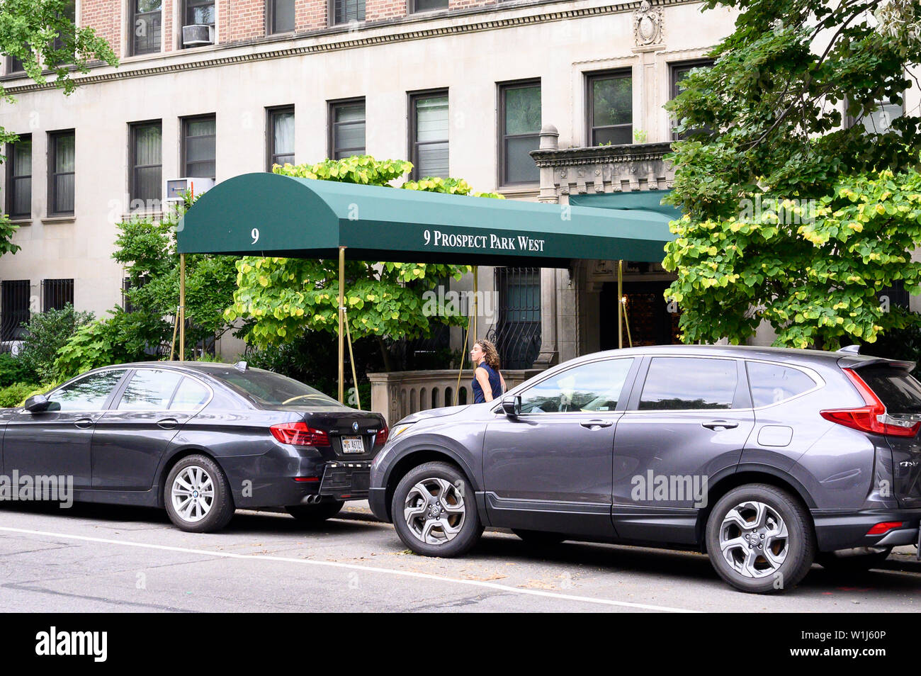 Brooklyn, Stati Uniti. 02Luglio, 2019. L'appartamento dove il senatore Chuck Schumer (D-NY) vive a Brooklyn visto durante il 'chiudere i campi" Rally di avvocato per la chiusura dei campi dove i migranti alla frontiera meridionale sono detenuti. Il rally si è svolta di fronte al appartamento dove il senatore Chuck Schumer (D-NY) vive a Brooklyn, New York. Credito: SOPA Immagini limitata/Alamy Live News Foto Stock