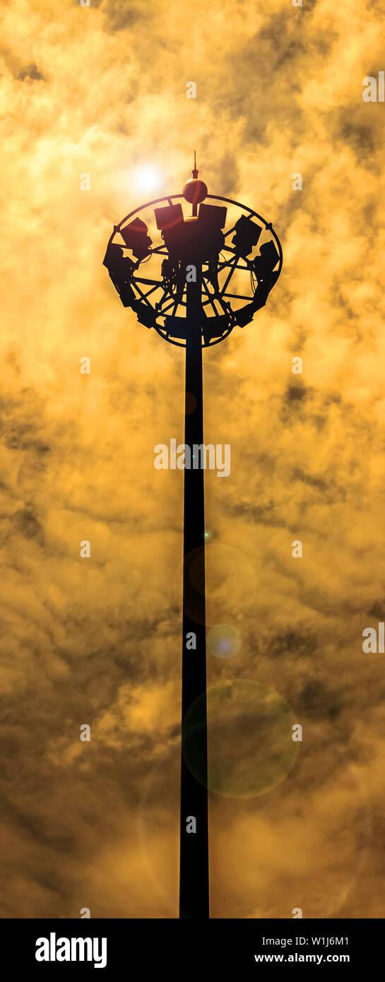 Sfondo; comunicazione; costruzione; distribuzione; crepuscolo; elettrico; elettrico; elettricità; energetico; energia; motore; ingegneria; ambiente; e Foto Stock