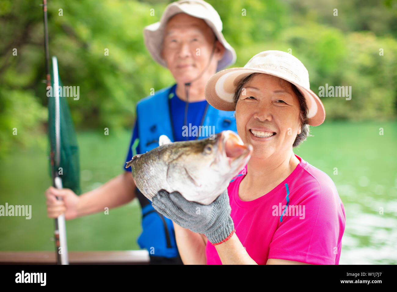 Felice coppia Senior la pesca al lago Foto Stock