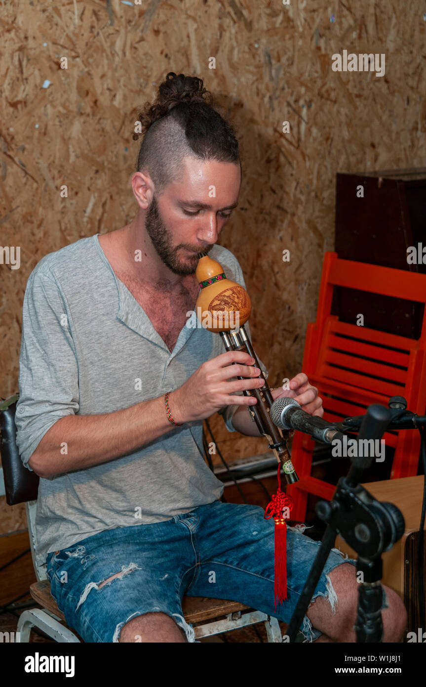 Il hulusi o cucurbit flauto è un free reed di strumento a fiato provenienti dalla Cina e la stato di Shan. Esso è mantenuto in posizione verticale e presenta tre tubi di bambù che passano Foto Stock