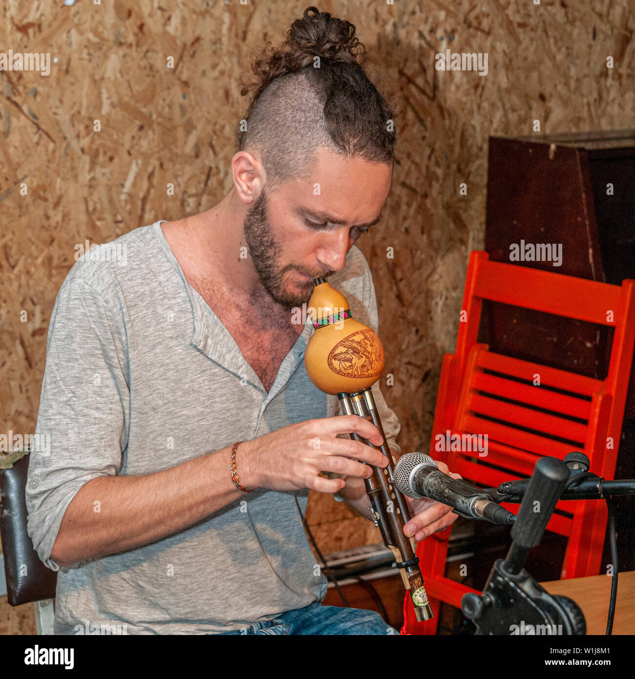 Il hulusi o cucurbit flauto è un free reed di strumento a fiato provenienti dalla Cina e la stato di Shan. Esso è mantenuto in posizione verticale e presenta tre tubi di bambù che passano Foto Stock