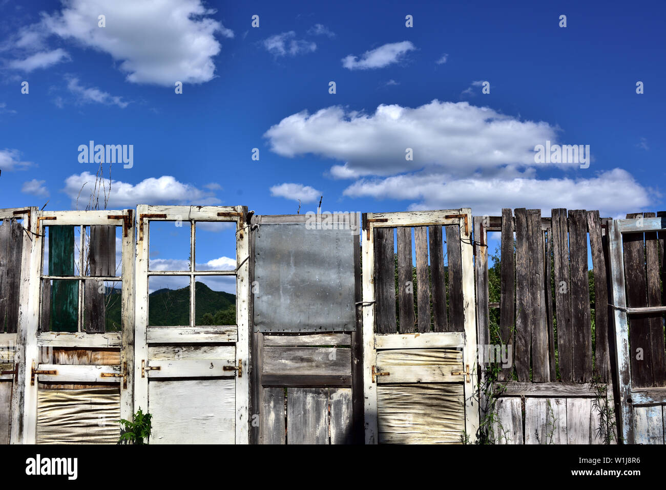 Bellissima finestra di legno e cielo blu Foto Stock