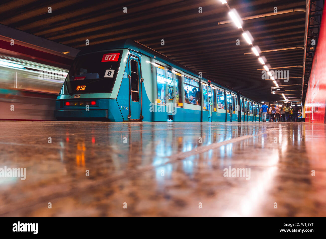 SANTIAGO DEL CILE - Novembre 2015: Santiago treni della metropolitana alla stazione República Foto Stock